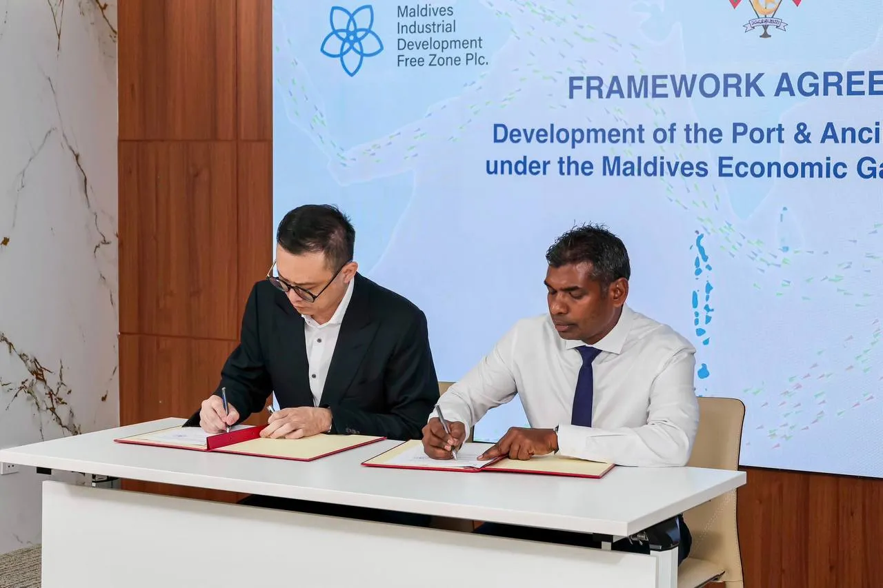 STO’s Managing Director, Shimad Ibrahim, representing MIDFZ, and Tan Kun Chiao George , Chief Commercial Officer of Capital Asia Investments signing the agreement (Photo/ Economic Minister Mohamed Saeed via X)