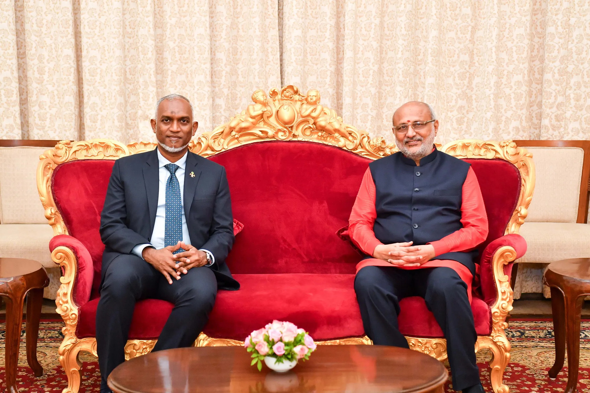 ރައީސް ޑރ.މުޢިއްޒުގެ ޝަރަފުގައި މަހަރާޝްތްރާގެ ގަވަރުނަރު ރޭގަނޑުގެ ފަރިއްކޮޅެއް ދެއްވައިފި