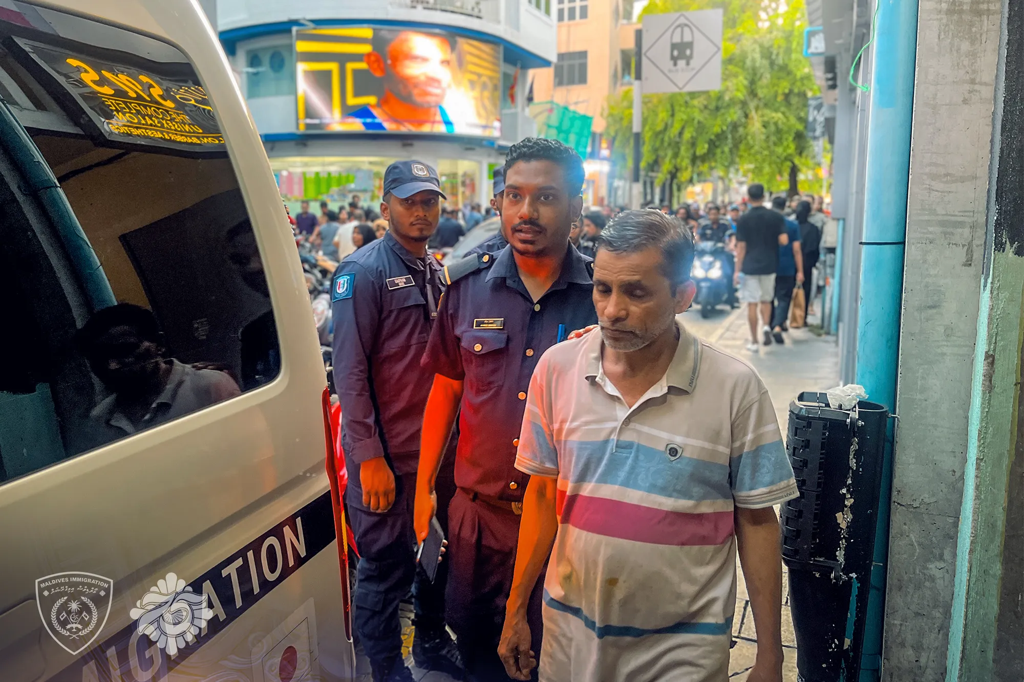 މުޑުދާރުކޮށް ކާބޯތަކެތި ތައްޔާރުކުރަމުންދިޔަ 4 ތަނަކުން ބިދޭސީންތަކެއް އިމިގްރޭޝަންގެ ބެލުމުގެ ދަށަށް