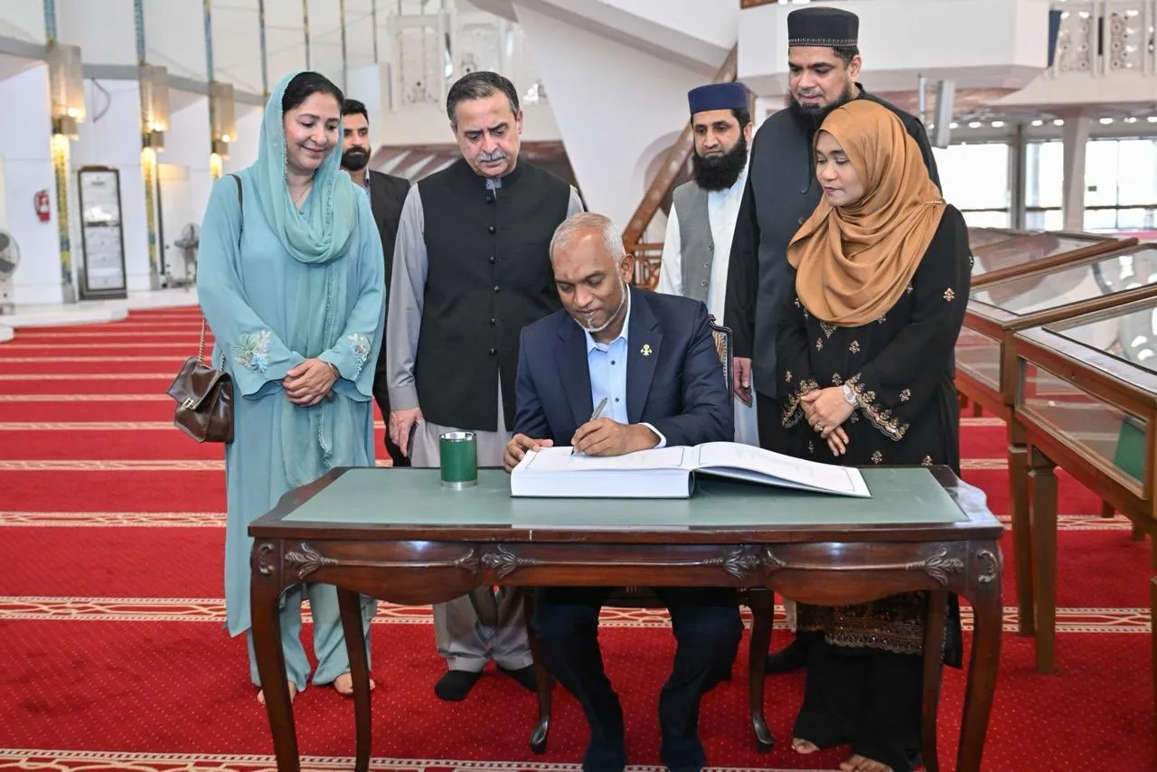 ރައީސްގެ ދެ ކަނބަލުން ޕާކިސްތާނުގެ ފައިސަލް މިސްކިތާއި، މުހިންމު ބިނާތަކަށް ޒިޔާރަތް ކުރައްވައިފި