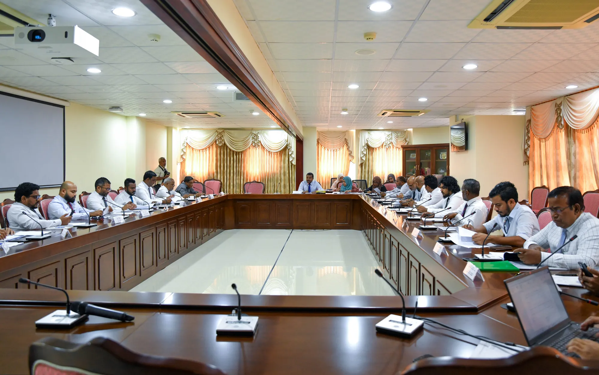 ބަޖެޓު ކޮމިޓީއަށް މާދަމާ މާލީ ވަޒީރާއި، ގަވަރުނަރާއި، އޮޑިޓަރ ޖެނެރަލް ހާޒިރުކުރަނީ