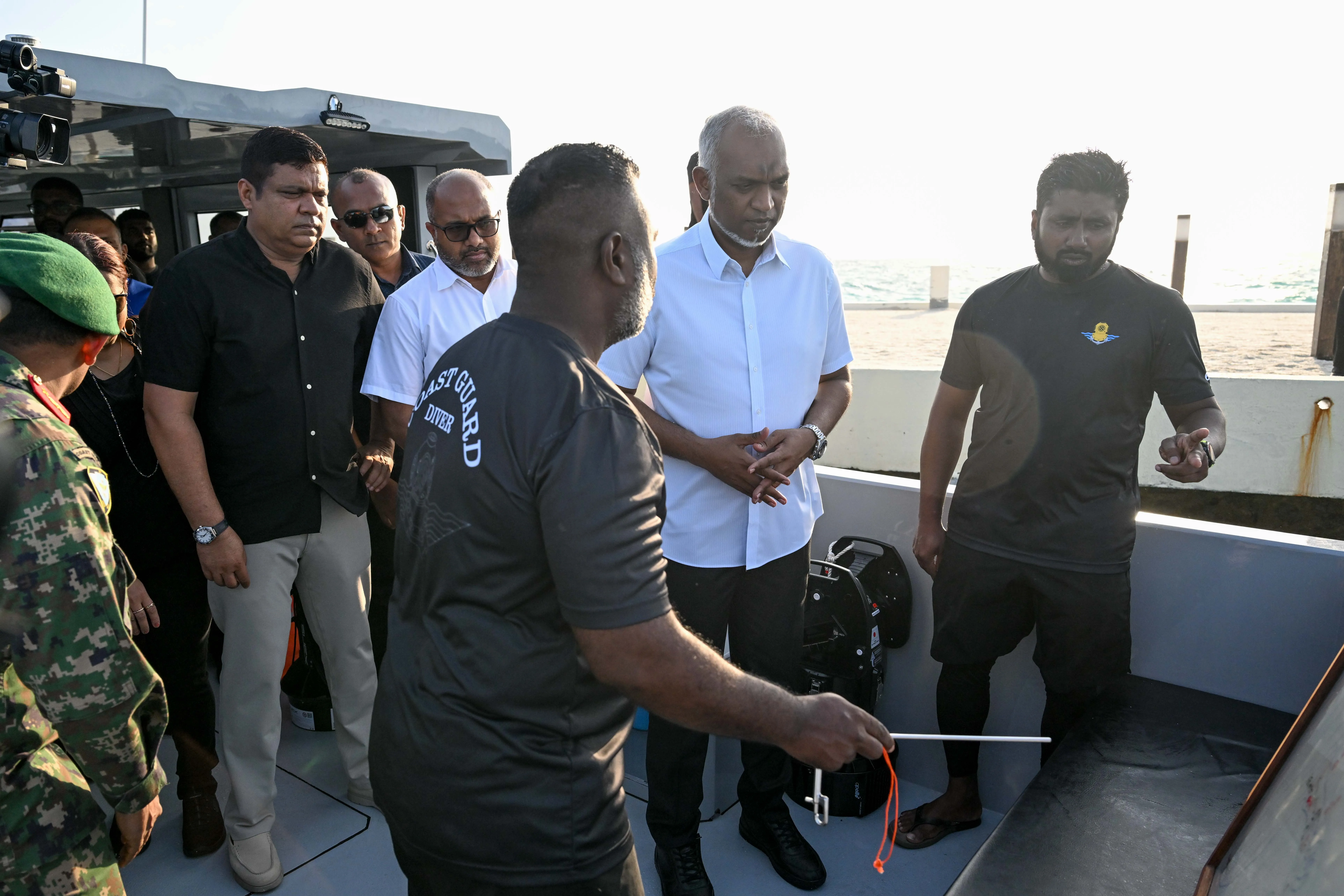 ފެލިދެއަތޮޅުގައި ފީނަން ދިޔަ އިޓަލީ ވިލާތުގެ ޑައިވަރުންތަކަކަށް ދިމާވި ހިތާމަވެރި ހާދިސާއާ ގުޅިގެން، ރައީސުލްޖުމްހޫރިއްޔާ އެ ސަރަޙައްދަށް ޒިޔާރަތްކުރައްވައި، ޑައިވަރުން ހޯދުމަށް ކުރަމުންގެންދާ މަސައްކަތުގެ އަދާހަމަ އޮޅުންފިލުއްވައިފި
