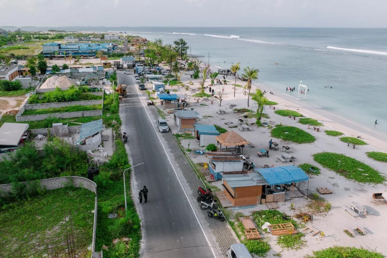 ހުޅުމާލޭ 2 ވަނަ ފިޔަވަހީގެ ބީޗް ސަރަހައްދުގައިޖަހާފައި ހުރި ހަޓްތައް ނަގަނީ