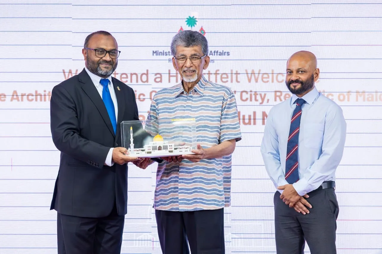 Dato’ Hajeedar Abdul Majid (middle) and Minister of Islamic Affairs, Dr. Mohamed Shaheem Ali Saeed (left) and   Vice Chairman of the Maumoon Foundation, Faris Maumoon (left) (Photo/Islamic Ministry)