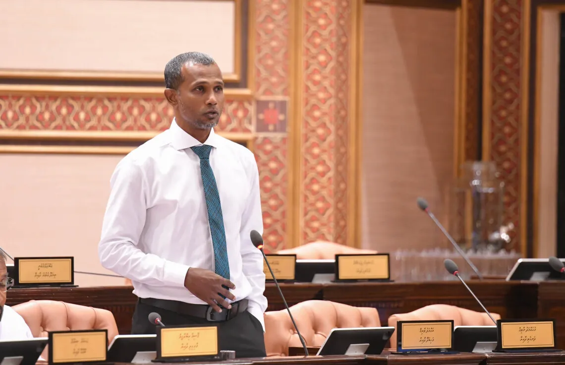 ސްޕްރީމް ކޯޓުގެ ފަނޑިޔާރުންގެ މަޖިލީހުން ދިޔައީ، ޝަރީޢަތެއް ނުބާއްވައި ހުކުމް ނެރެން ތައްޔާރުވަމުން: ޠާރިޤު