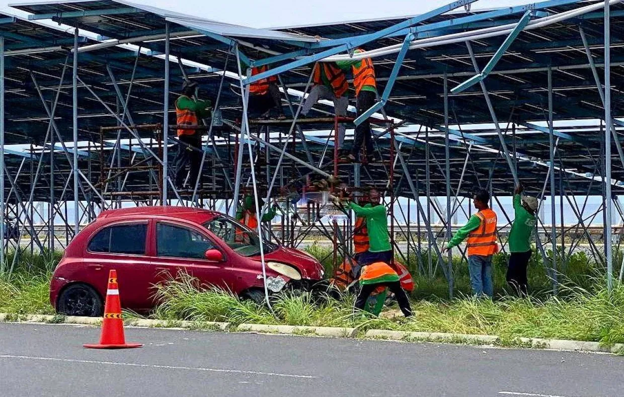 ހައިވޭގައި ހަރުކޮށްފައިވާ ސޯލާ ޕެނަލްތަކުގައި ކާރެއް ޖެހި އެކްސިޑެންޓެއް ހިނގައިފި