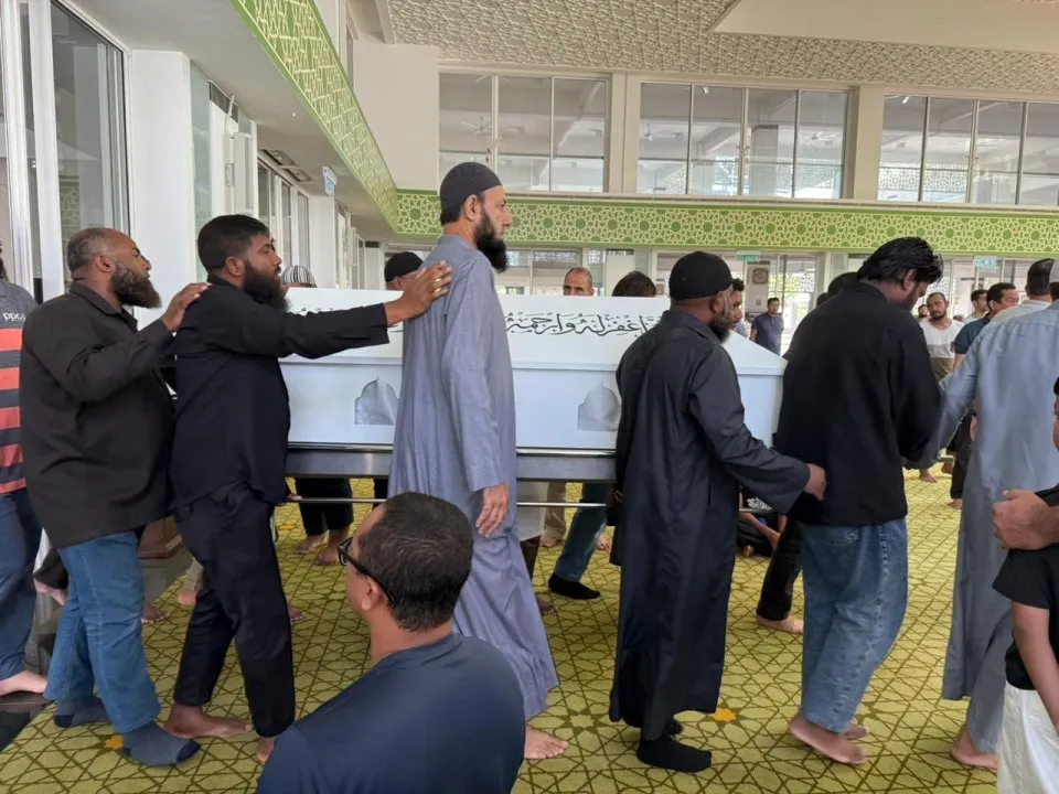ޝައިޚް ފަރީދުގެ މައްޗަށް ކަށުނަމާދުކޮށް ފަސްދާނުލައިފި