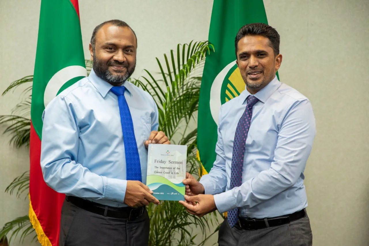 ޚުތުބާ އިނގިރޭސި ބަހަށް ތަރުޖަމާކޮށް، ޗާޕްކޮށްގެން ބިދޭސީންނަށް ލިބޭނެ ގޮތް ހަދައިފި!