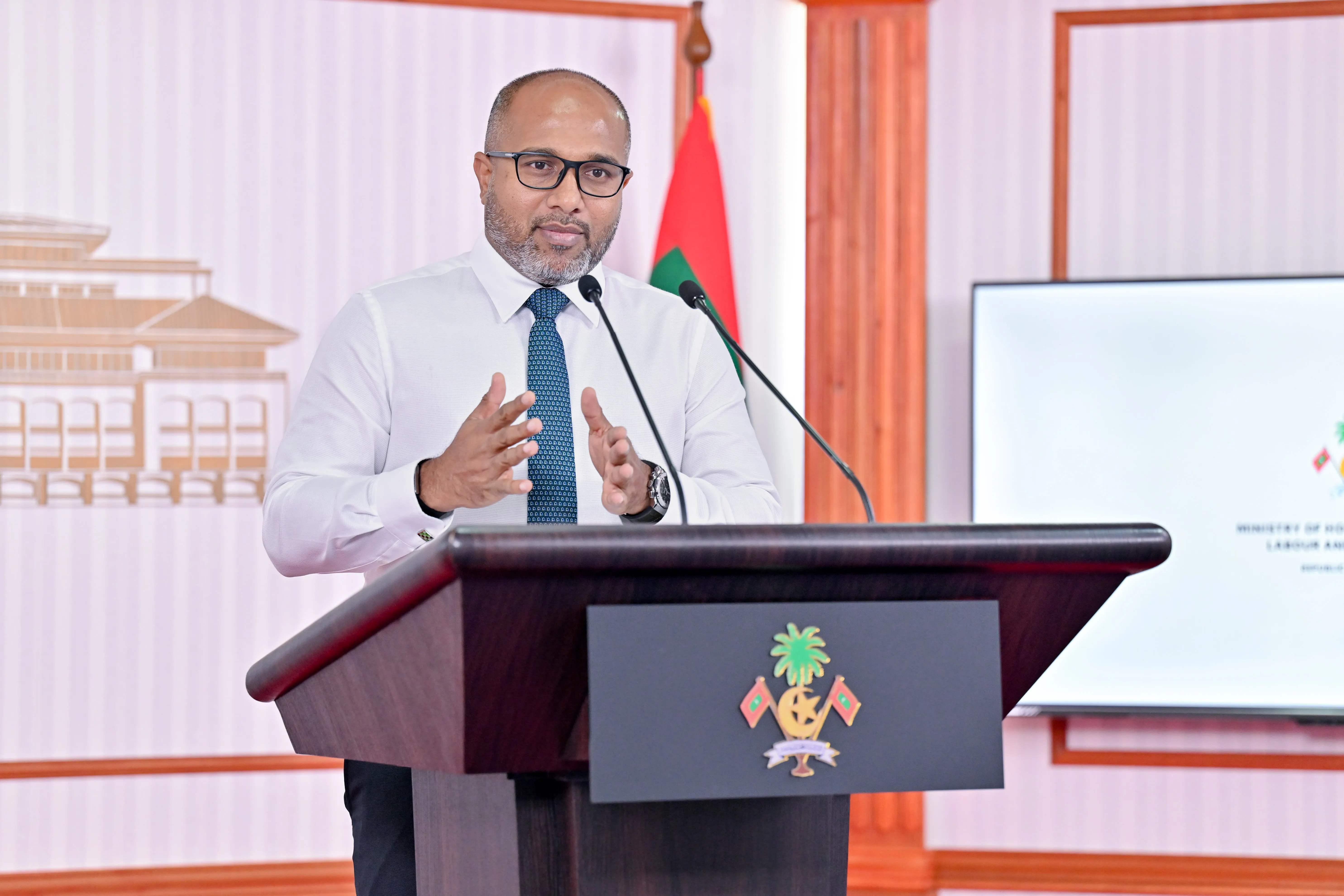 ޝަމްޢާން ކުރި ތުހުމަތުތައް މިނިސްޓަރ އިޙްސާން ދޮގުކުރައްވައިފި