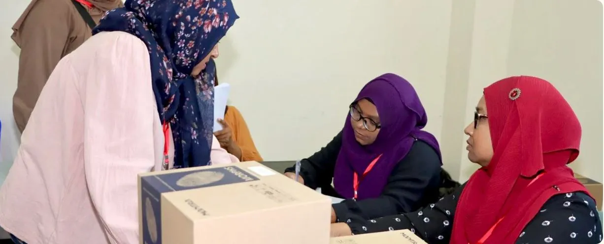 އިނގިލީގެ ނިޝާން ނަގާ ޑިވައިސް ކައުންސިލުތަކާ ހަވާލުކޮށްފި