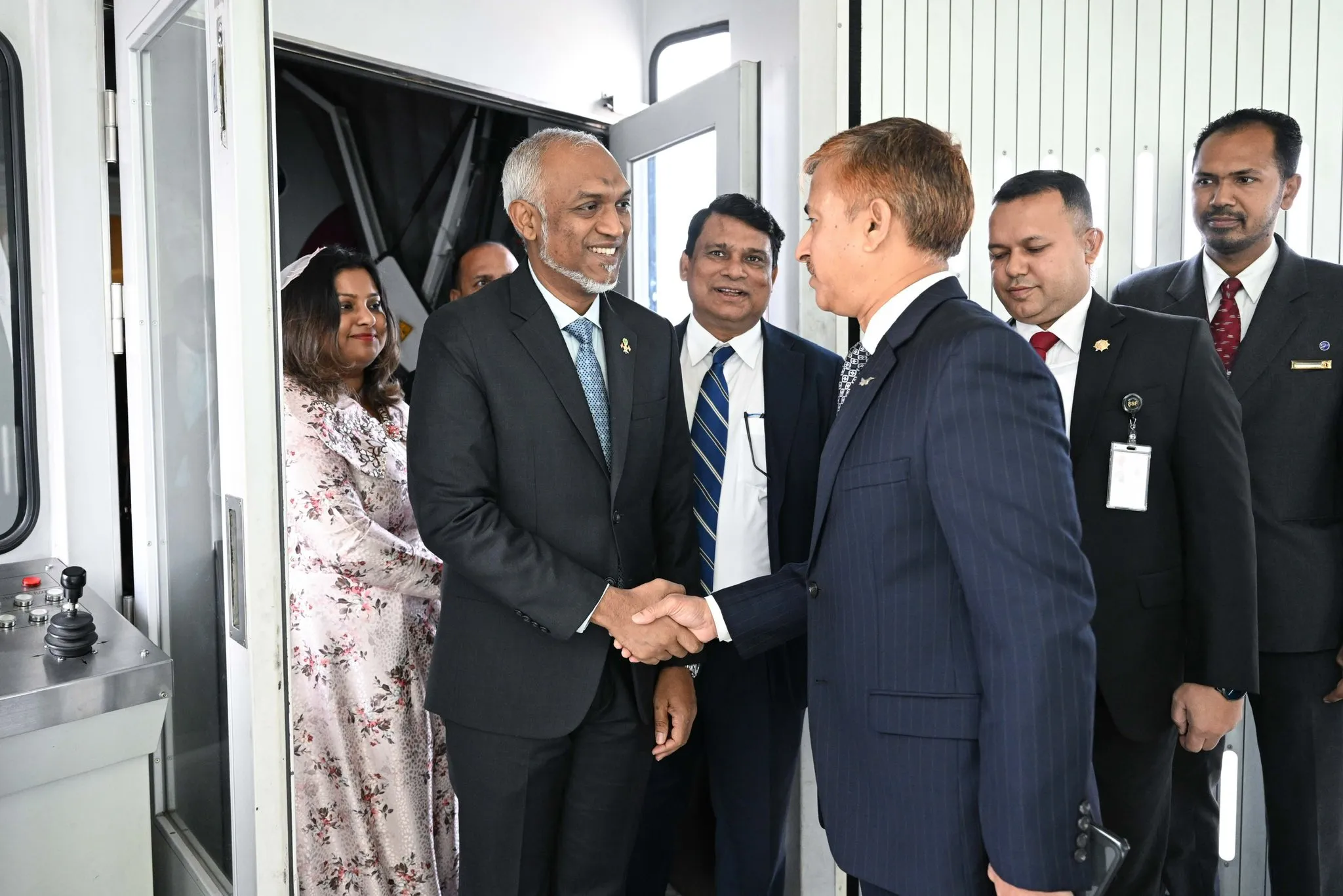 ބަނގުލަދޭޝްގެ އައު ސަރުކާރު ހުވާކުރުމުގެ ރަސްމިއްޔާތުގައި ރައީސް ބައިވެރިވެވަޑައިގަންނަވަނީ