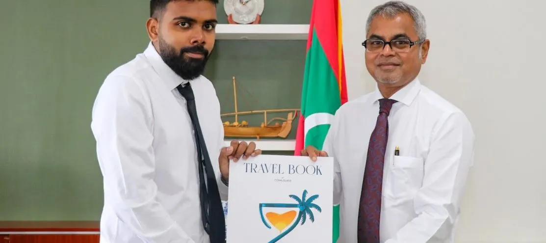 މިނިސްޓަރަށް ޓްރެވަލް ފޮތް ހަދިޔާކުރައްވައިފި