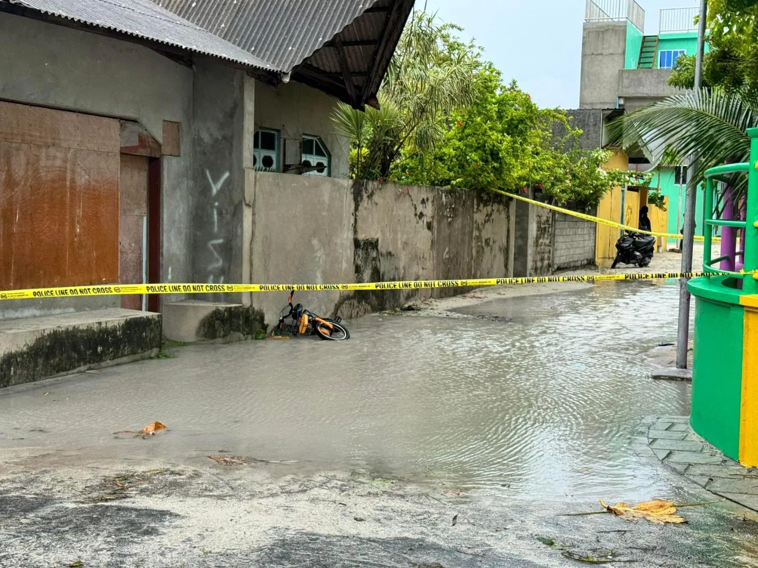 އުނގޫފާރުގައި، މަގުބައްތިއެއް ކައިރީ އޮތް ފެންގަނޑެއްގެ ތެރޭގައި ކުޅެން ތިބި ދެ ކުދިން ކަރަންޓް ޖެހިއްޖެ
