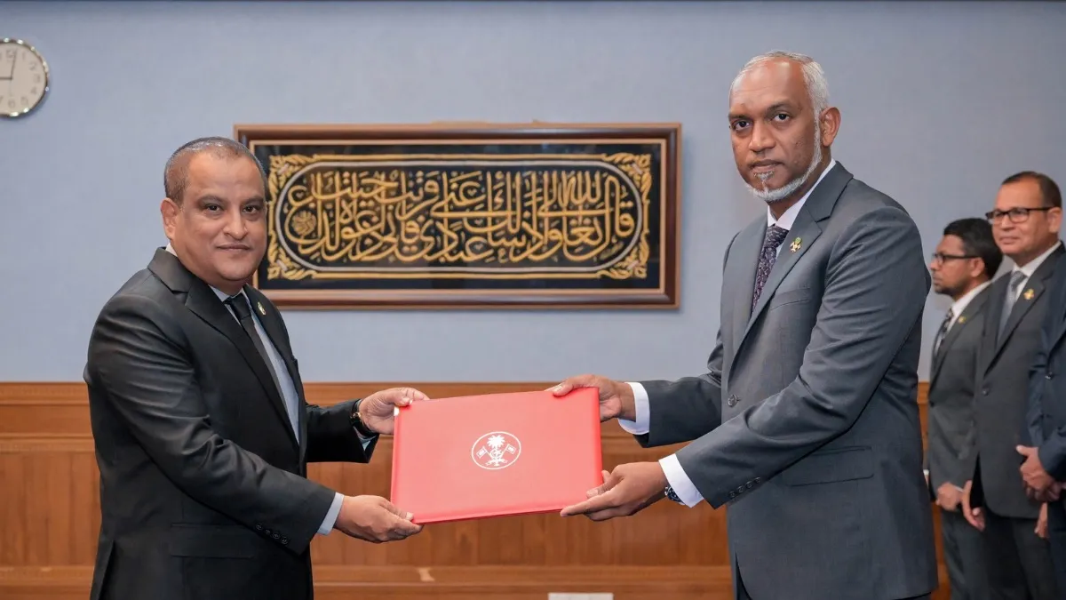 President Dr.Muizzu handing over the appointment letter to Mohamed Nimal (Photo/President’s Office)