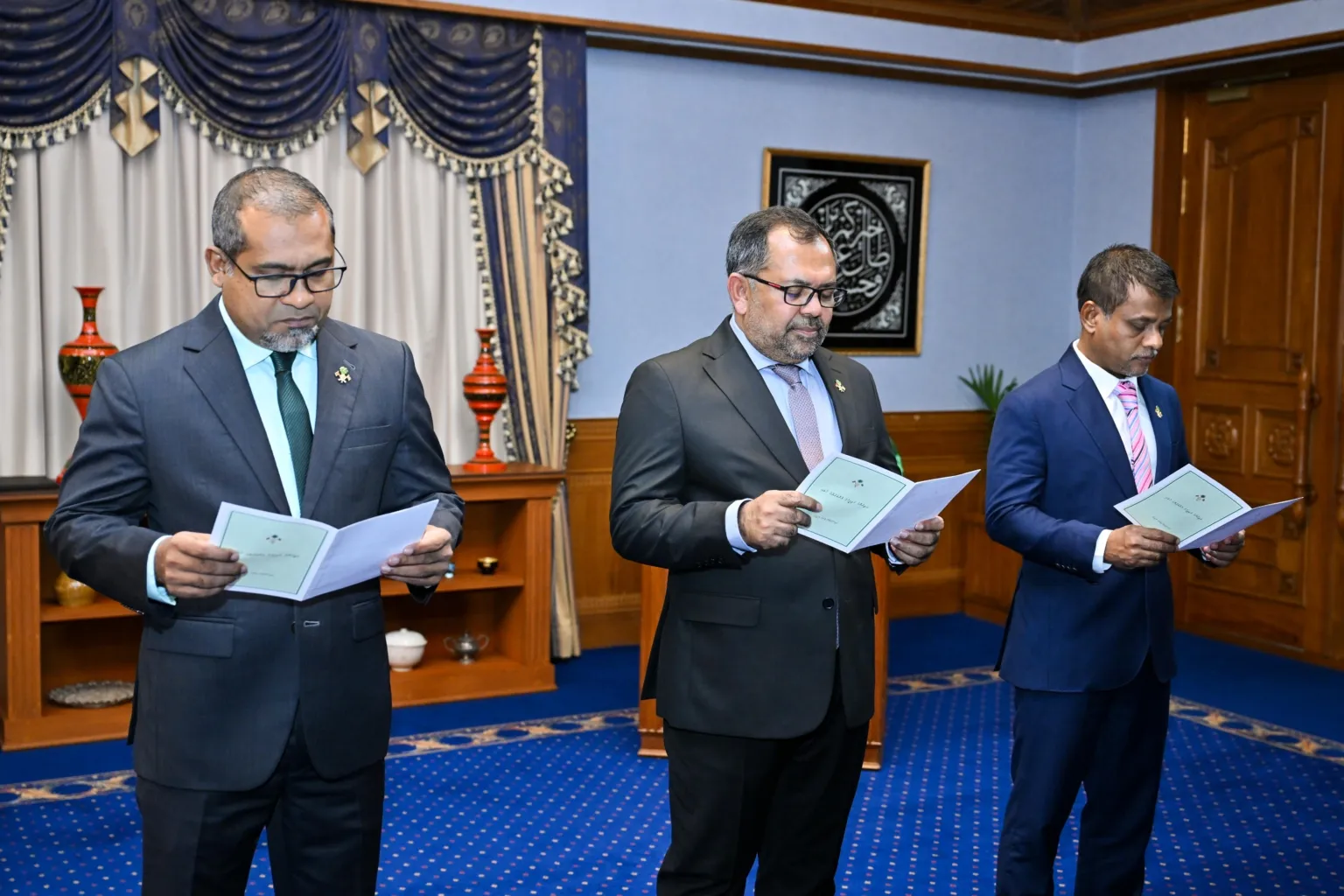 ތިން ވަޒީރުންނަށް ރުހުން ހޯދަން މަޖިލީހަށް ފޮނުވައިފި