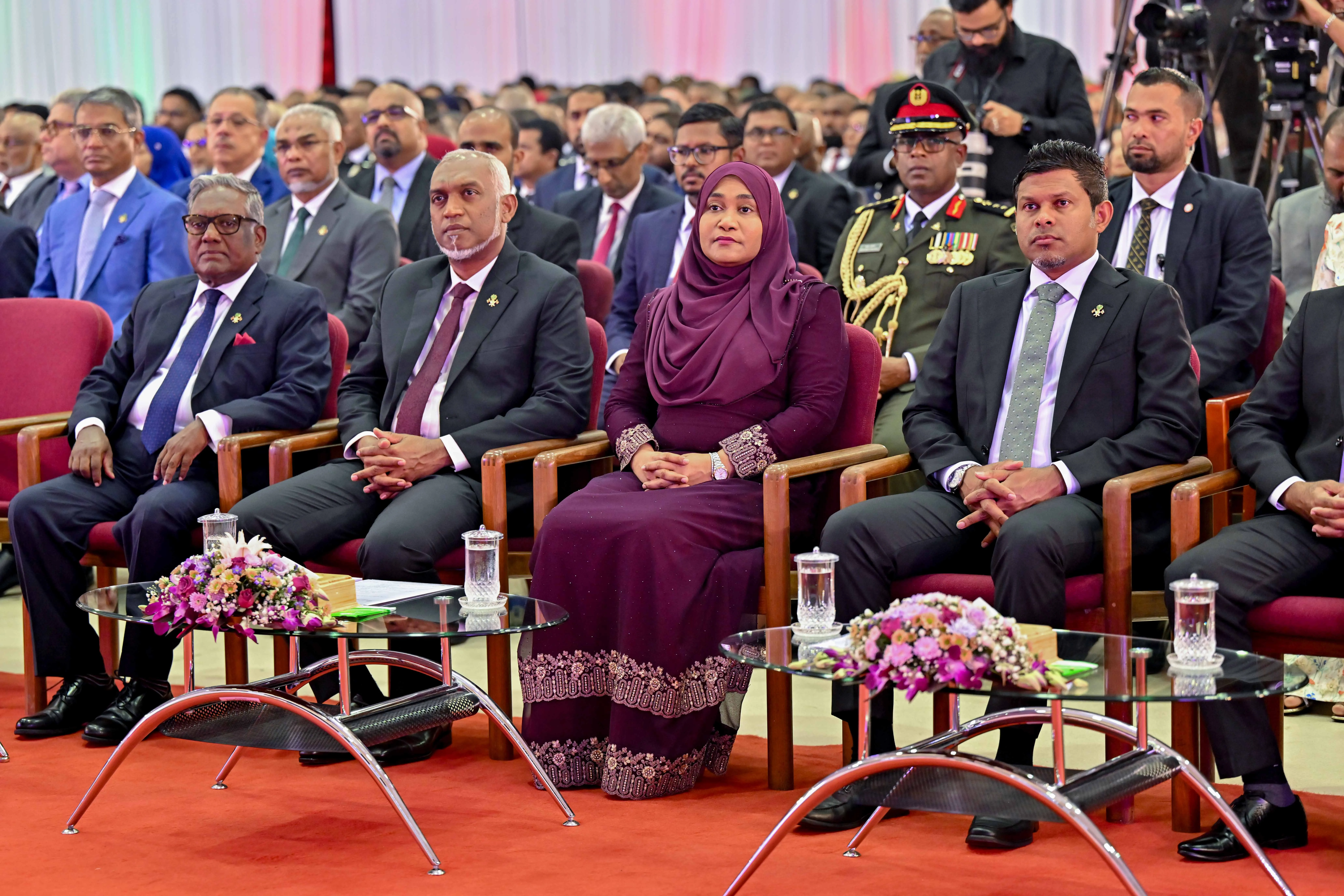 ރައީސުލްޖުމްހޫރިއްޔާގެ ދެކަނބަލުން، ޖުމްހޫރީ ދުވަހުގެ ރަސްމީ ޖަލްސާގައި ބައިވެރިވެވަޑައިގަންނަވައިފި