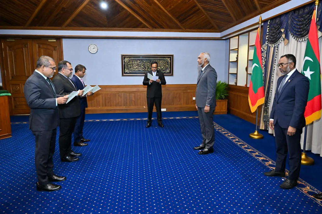 ތިން ވަޒީރުންނަށް މަޖިލީހުން ރުހުން ދެއްވައިފި