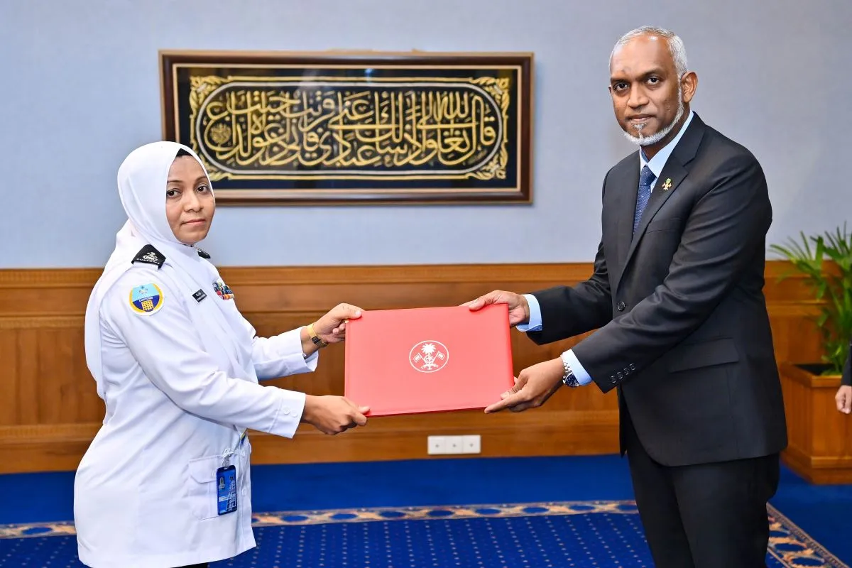 Preisdent Dr. Muizzu and new Commissioner General of Customs, Fathimath Dhiyana during the official handover ceremony held today (Photo/ President's office)