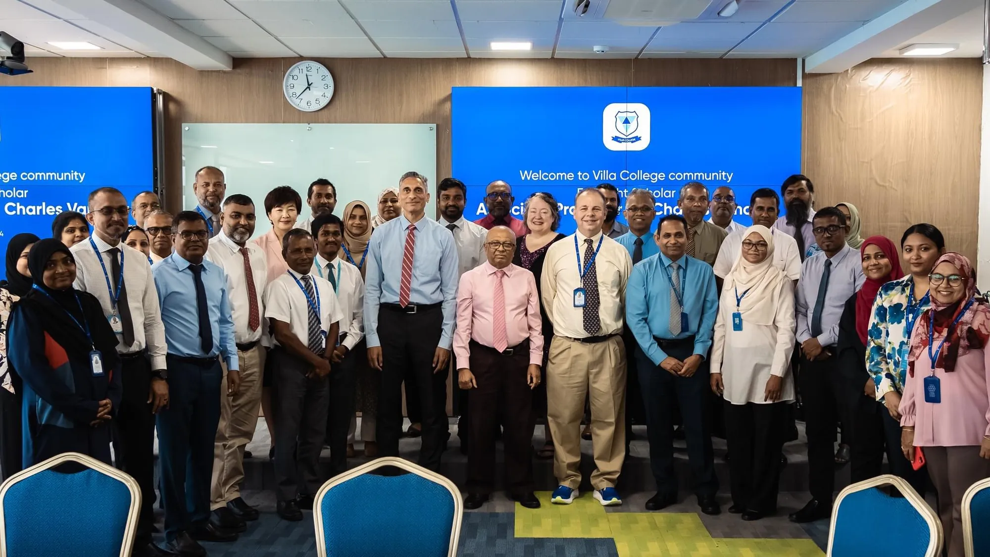 ވިލާ ކޮލެޖަށް ވަޑައިގެންނެވި ފުރަތަމަ ފުލްބްރައިޓް ސްކޯލާ ޕްރޮފެސަރަށް ހޫނު މަރުހަބާއެއް