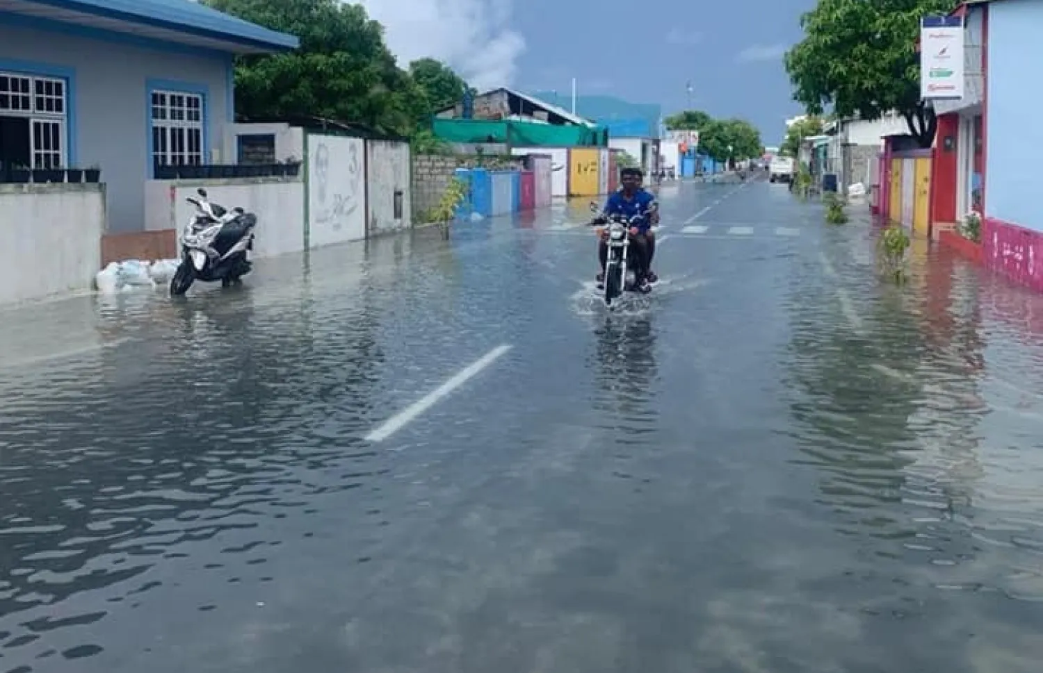 ވިއްސާރައިގައި އައްޑޫ ސިޓީގެ 92 ގެޔަކަށް ފެންވަދެ 1 ގެޔަކުން ކަރަންޓުގެ ޚިދުމަތް މެދުކެނޑިއްޖެ