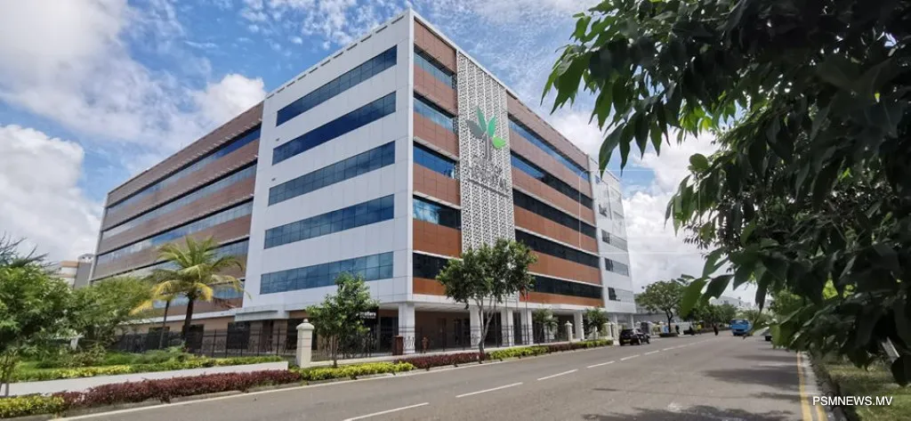 ޕާކުކޮށްފައި އޮތް ވޭނެއްގައި ސައިކަލެއް ޖެހި ހިނގި އެކްސިޑެންޓުގައި އަނިޔާވި މީހާގެ ހާލު ސީރިއަސް