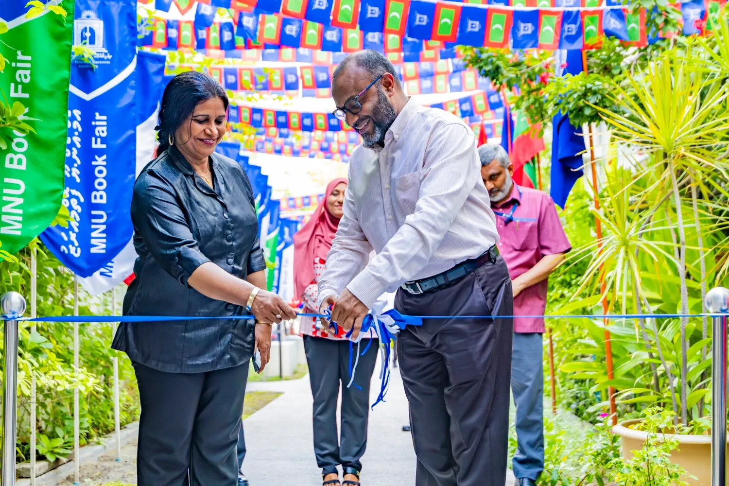 މިނިސްޓަރ ޝަހީމް އެމްއެންޔޫ ފޮތް މައުރަޒު އިފްތިތާޙްކޮށްދެއްވައިފި