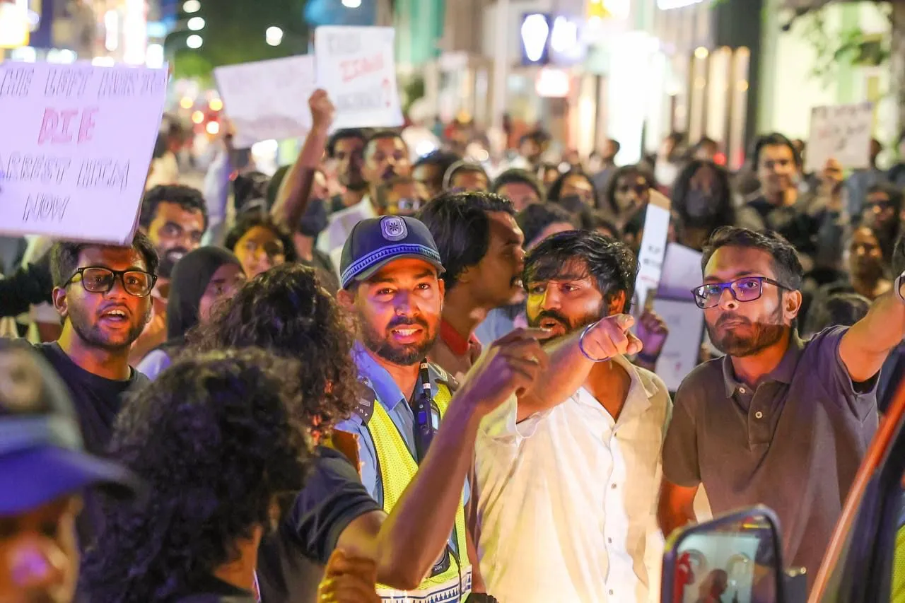 އިމާރާތުން ވެއްޓުނު އަންހެން މީހާއަށް އިންސާފު ހޯދައިދޭން ގޮވާލާ އިހުތިޖާޖެއް