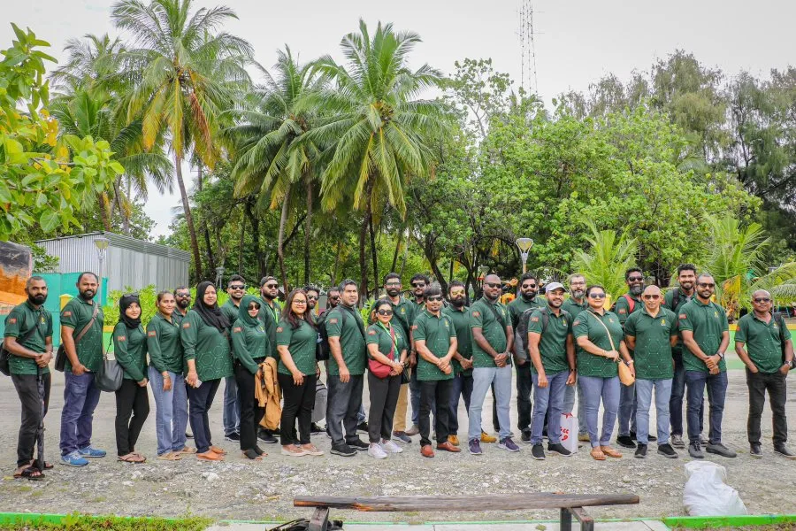 މޯލްޑިވް ގޭސް މުއައްޒަފުންތަކެއް ގައުމީ ދިދަ ޖަހާފައިވާ އެކުންފުނީގެ ޔުނިފޯމް ލައިގެން-- ފޮޓޯ: މޯލްޑިވް ގޭސް