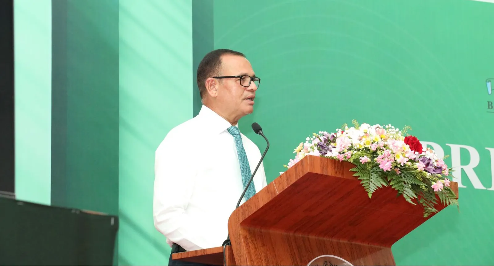 ގޮތް ނޭނގޭ ދުނިޔެއެއްގައި ދިރިއުޅެން ދަރިވަރުންނަށް ދަސްކޮށްދެން ޖެހޭ: ވަޒީރު އާދަމް ޝަރީފު