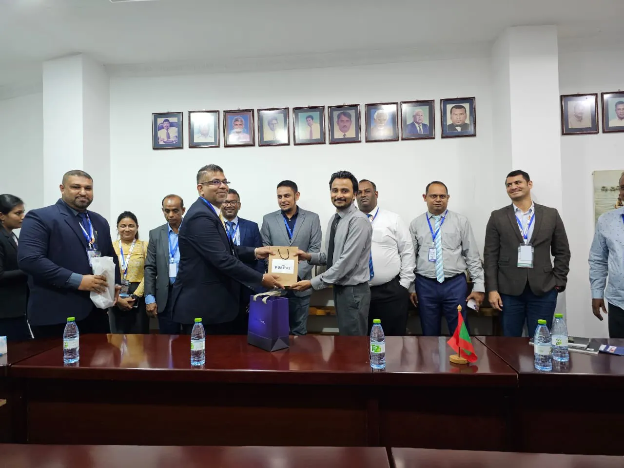 ޑޮލަރު މާރުކުރުމުގެ ސިޔާސަތަށް 100 ޕަސެންޓް ތާއީދު: ވިޔަފާރިވެރިންގެ ޖަމިއްޔާ