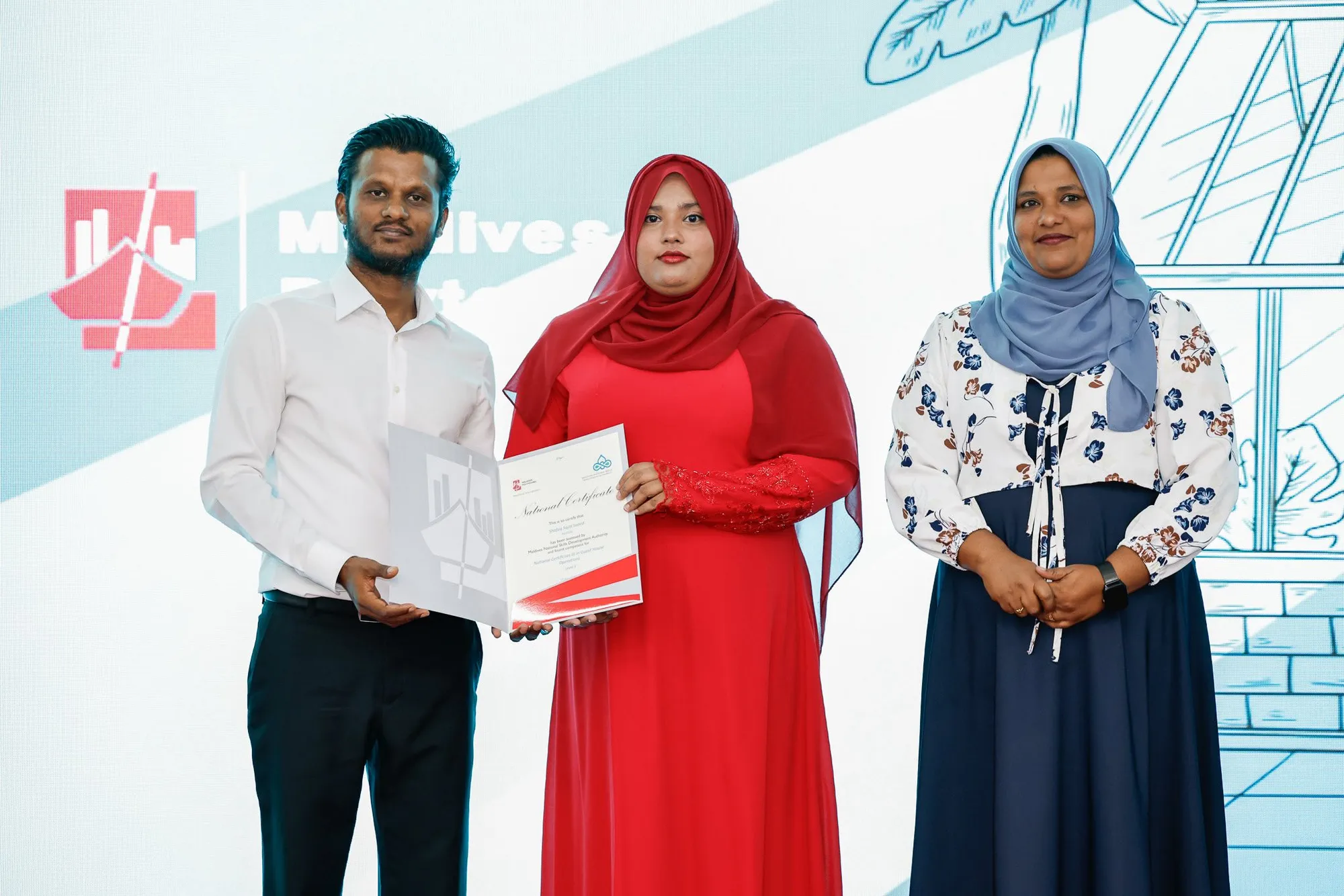 ގެސްޓްހައުސް މެނޭޖްމަންޓް ކޯސް ނިންމައި ކޯހުގެ ބައިވެރިންނަށް ސެޓިފިކެޓު ދީފި
