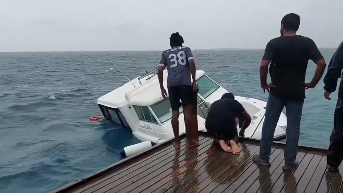 ރީތިފަރު ރިސޯޓް ލޯންޗަކަށް ރާޅެއް އަރައި އަޑިއަށް ހިނގައްޖެ