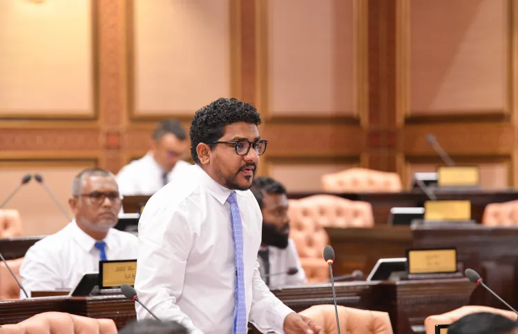 ބަޖެޓުން ޕެންޝަނަށްދޭ ފައިސާ ކުޑަކުރުމަށްވުރެ ކުރީގެ ރައީސުންގެ އެލަވަންސް މަދުކުރުން ރަނގަޅު: މައުރޫފް