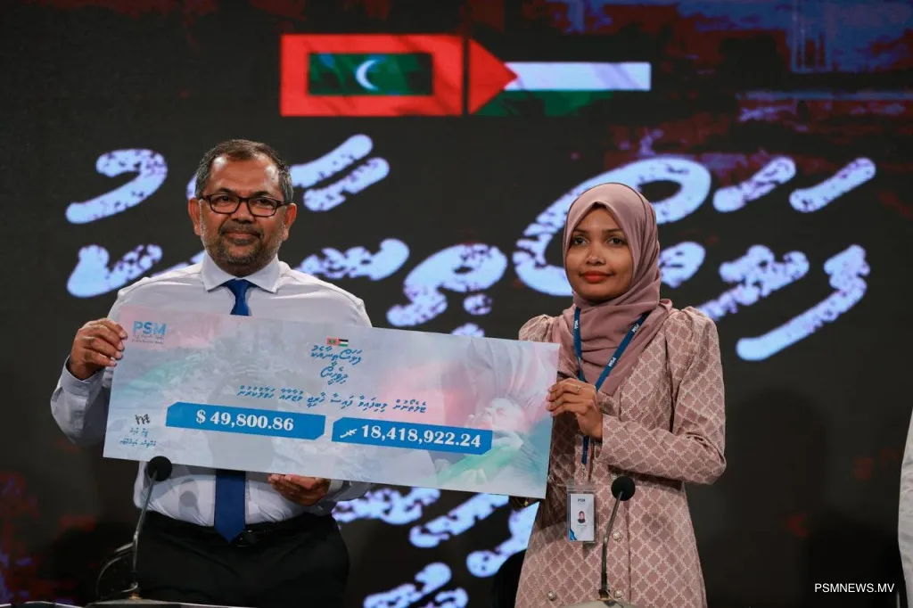 PSM Managing Director Zeena Zahir handing over the 19 Million cheque to Foreign Minister Moosa Zameer (Photo/PSM)