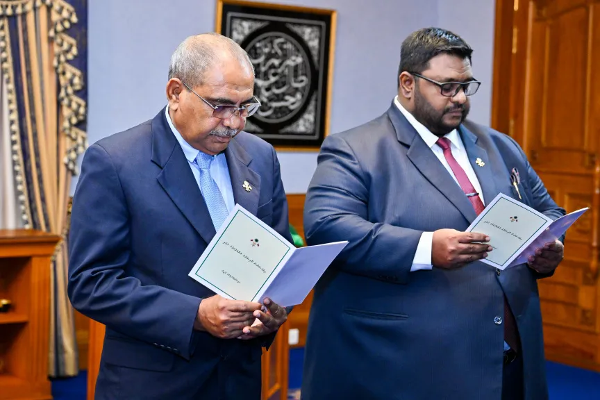 Mohamed Zahid (Left) and Abdul Rahman Salah Rasheed (Right) take their oath as members of the Elections Commission (EC) in January 2025 (Photo/President's Office)
