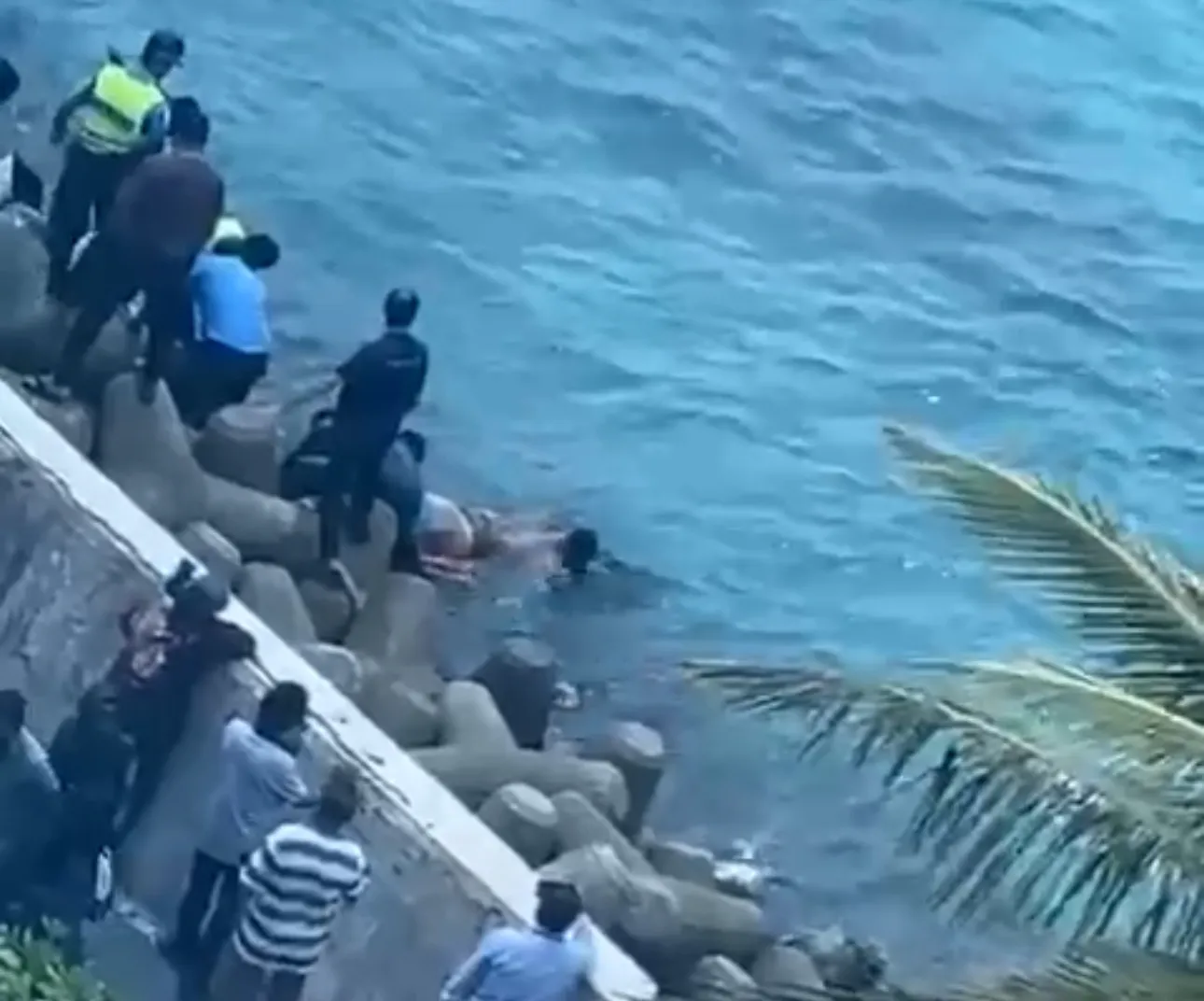 ޒަޚަމްތަކާއެކު މޫދުން ފެނުނު މީހާއަށް ފަރުވާ ދެމުން ދަނިކޮށް މަރުވެއްޖެ!