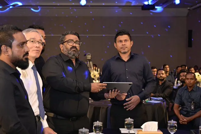 މުވައްޒަފުން ތައްޔާރުކުރި ލޯގާއާއެކު ފަހި ދިރިއުޅުން ރީބްރޭންޑް ކޮށްފި