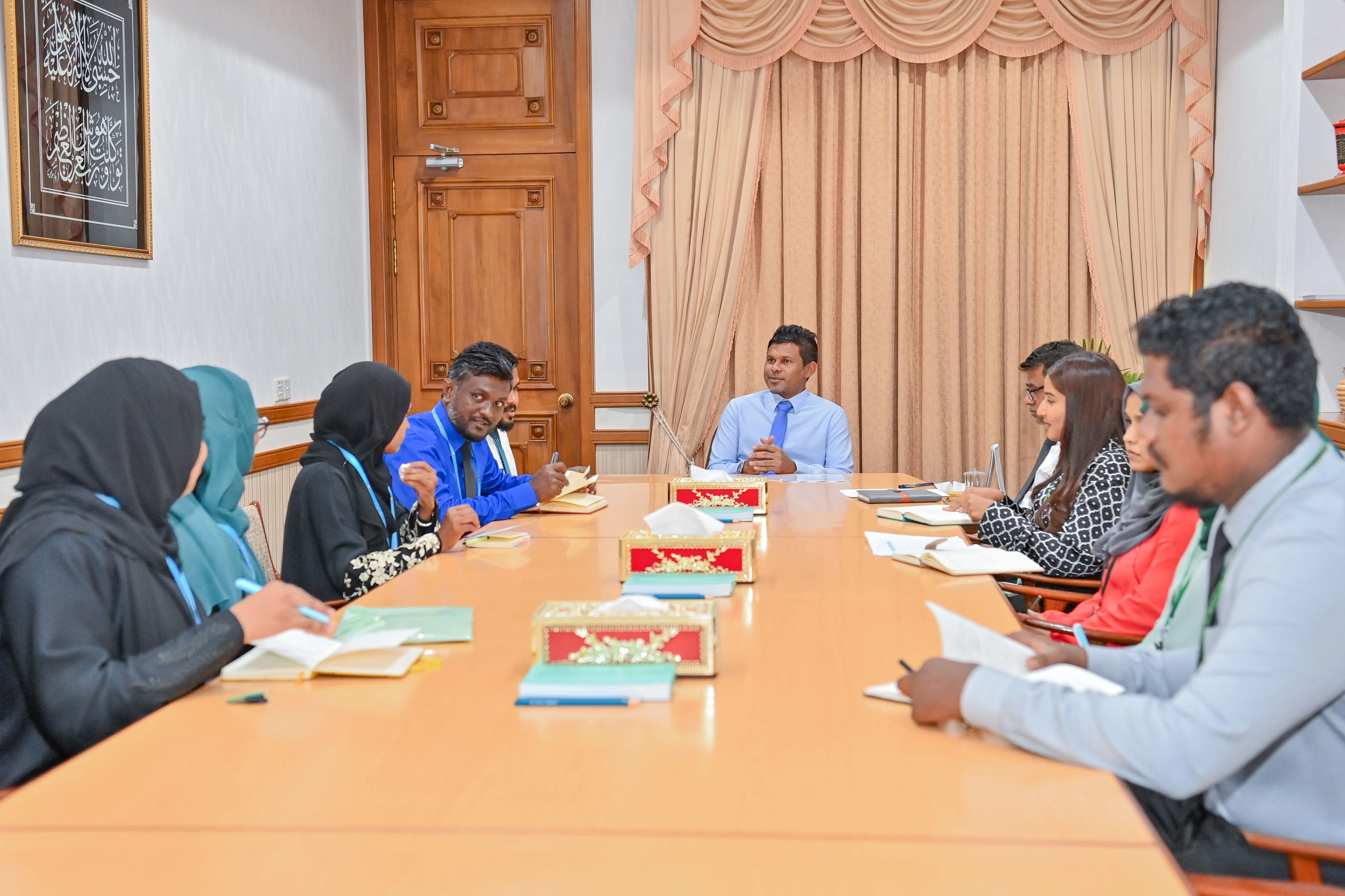 ނައިބުރައީސް ނޮޅިވަރަންފަރު ކައުންސިލާ ބައްދަލުކުރައްވައި އެރަށުގެ ތަރައްޤީގެ މުހިންމު ކަންކަމާ ގުޅޭގޮތުން މަޝްވަރާކުރައްވައިފި