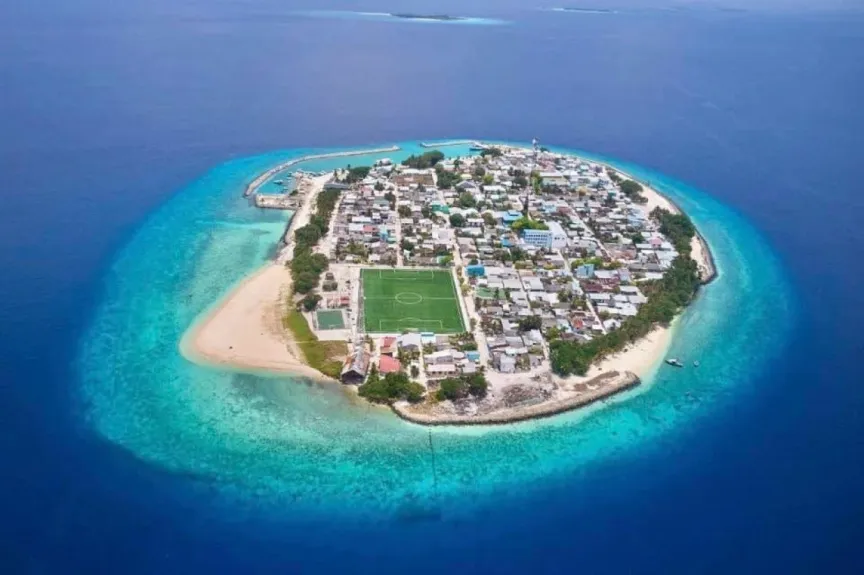 ނ. ހޮޅުދޫ ގެއެއްގެ ތެރެއިން ޒަޚަމްތަކާއެކު މަރުވެފައު އޮތް އަންހެނެއް ފެނިއްޖެ؛ ކައިރީގައި އޮތީ ވަޅިއެއް