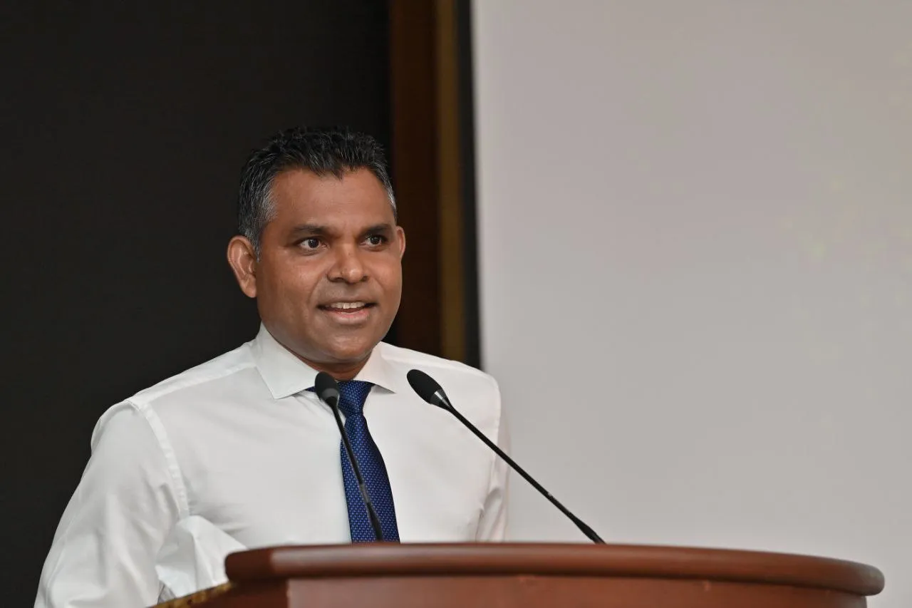 ފެންނަމުން މިދަނީ ބަނަ ބޯވިލާގަނޑެއް ބޯމަތިވަމުން އަންނަ މަންޒަރު: ކުރީގެ ނައިބު ރައީސް ފައިސަލް