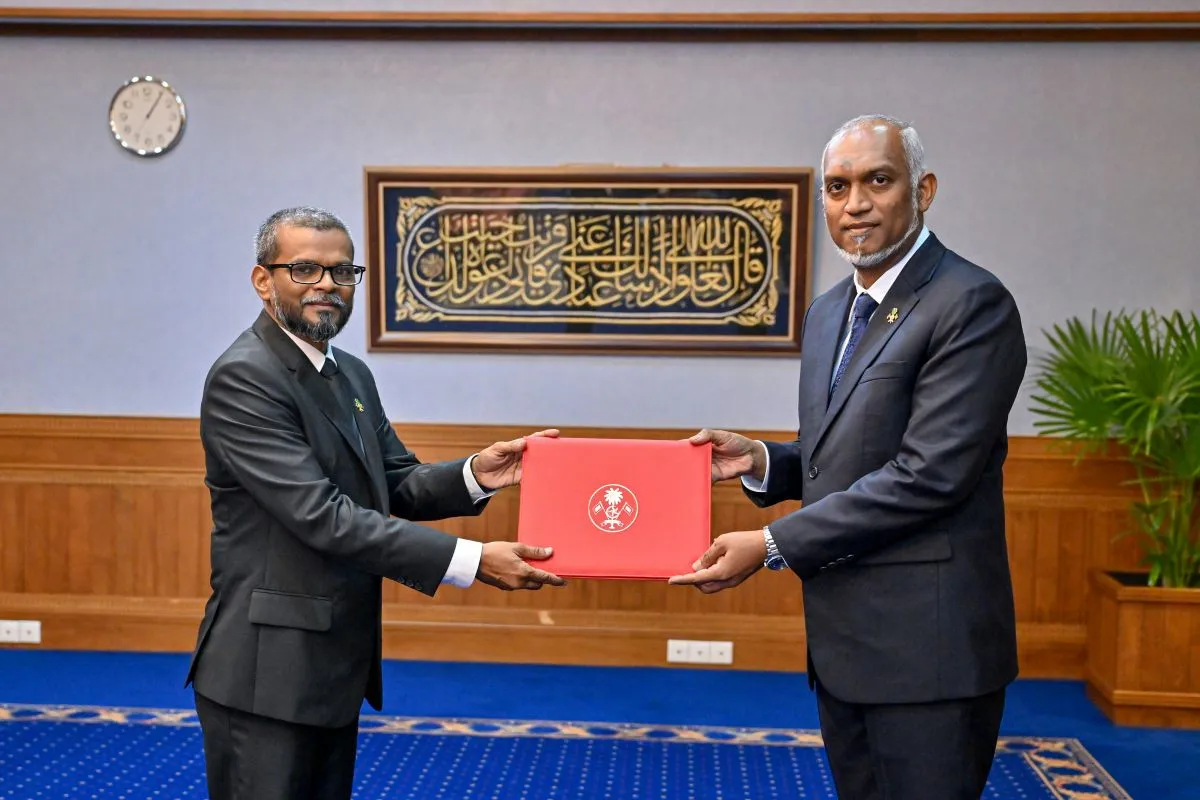 President Dr. Mohamed Muizzu appointing Mohamed Shakeel to Elections Commission (Photo/President's Office)