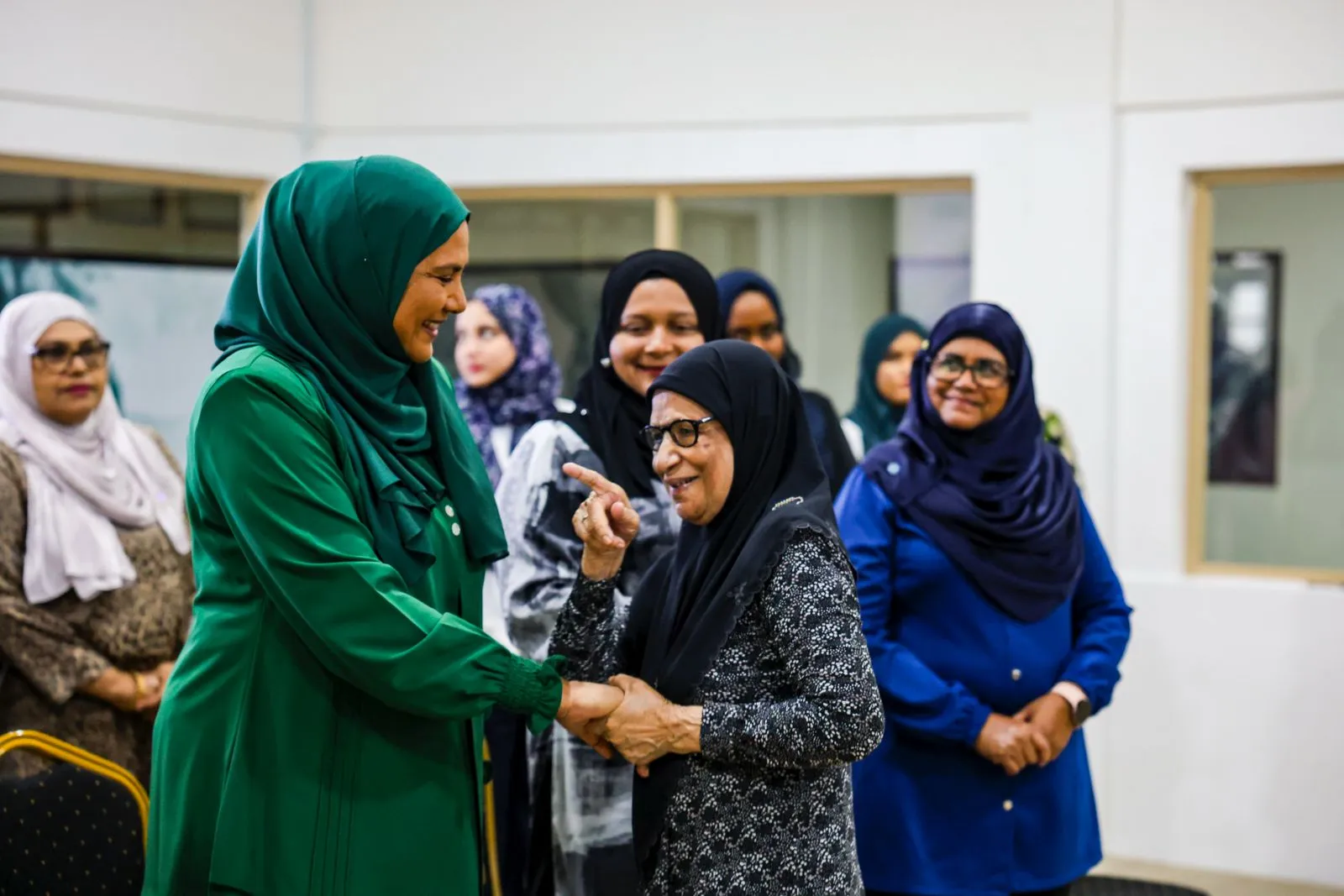 އާއިލާއާ ބެހޭ ވުޒާރާ އާއި އިސްރަށްވެހިން އަދި ގާލް ގަައިޑުން، ދާނުގައި ތިބޭ މީހުން ގާތަށް