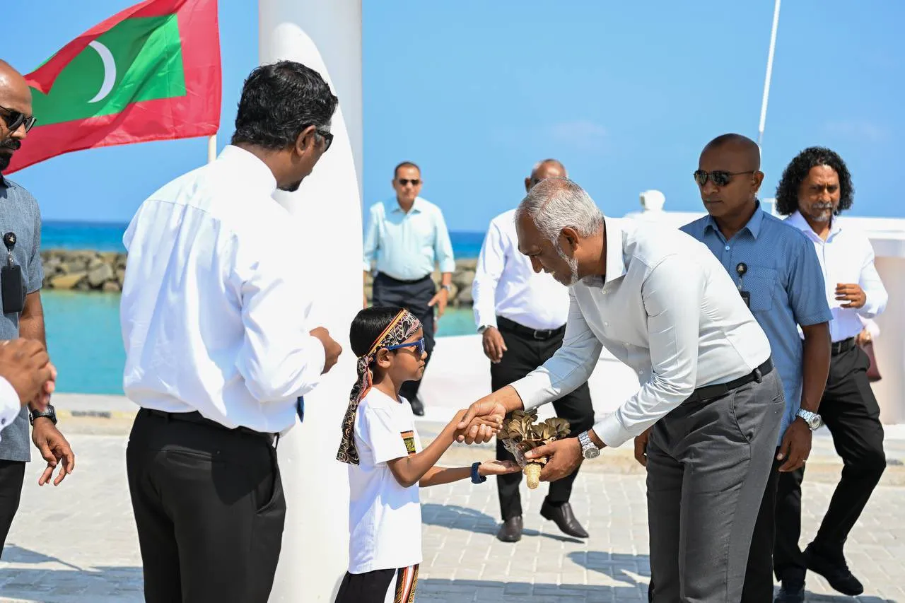 ކުރެންދޫ އިން ރައީސް ޑރ.މުއިއްޒު އަށް ހޫނު މަރުހަބާ އެއް!