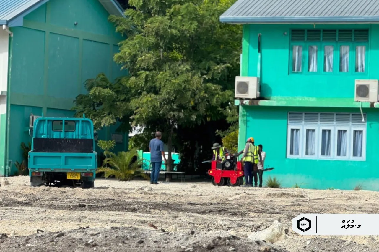 އާރު.ޑީ.ސީ އިން މުލަކު ސްކޫލުގެ ފުޓްސަލް ގްރައުންޑްގެ މަސައްކަތް ބާރު ސްޕީޑްގައި ކުރިއަށް