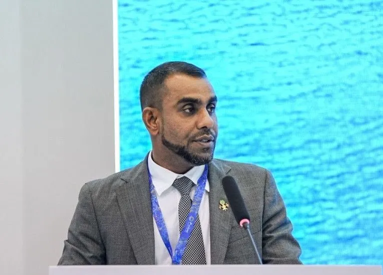 ޓޫރިޒަމް މިނިސްޓަރުގެ މަޤާމުން ވަކިކުރި ފައިސަލް ސަރުކާރަށް ލިބުނު ނާކާމިޔާބީ ފާހަގަކުރެއްވީ ބައްޕަގެ ޅެން ބައިތަކުން