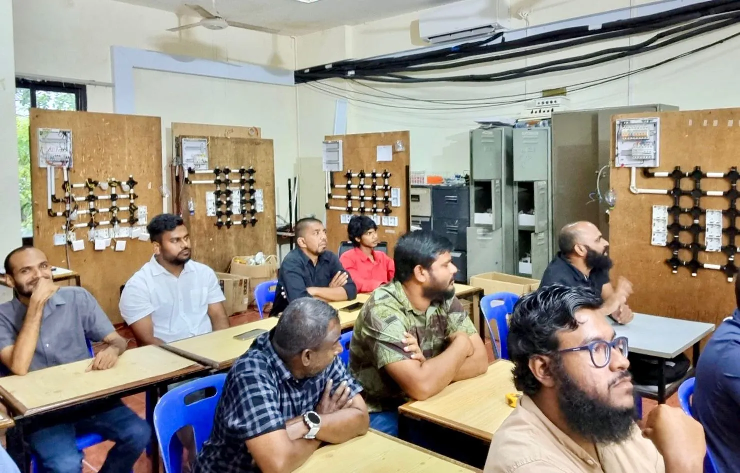 އަޑުއިވުމުގެ ނުކުޅެދުންތެރިކަން ހުންނަ ފަރާތްތަކަށް ޚާއްސަކޮށް ކަރަންޓު މަސައްކަތް ދަސްކޮށްދޭ ކޯހެއް ފަށައިފި