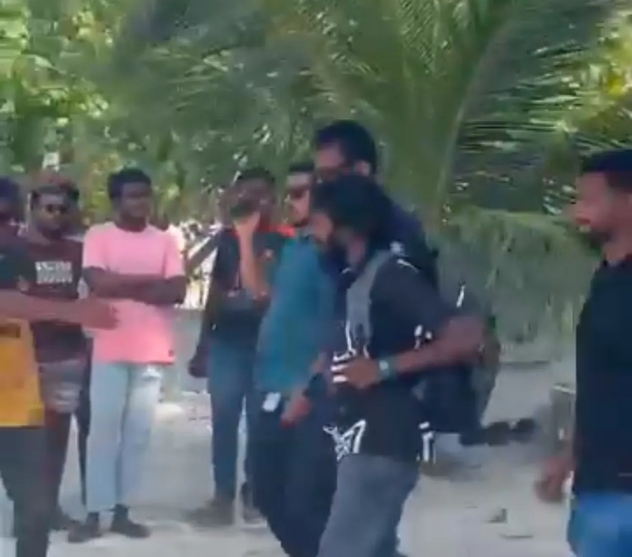 ހޮޅުދޫ އިހްތިޖާޖުގެ ތެރެއިން ފުލުހަކަށް ހަމަލާދިން ދެމީހަކު ހައްޔަރު ކޮށްފި