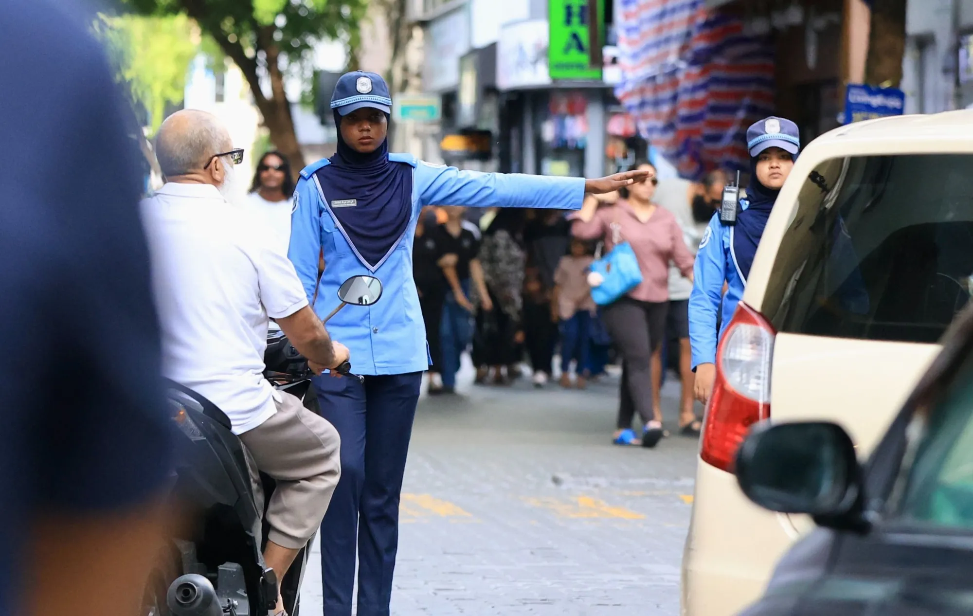 ސައިކަލެއް ވަގަށް ނަގާ ފޭކު ބޯޑެއް ހަރުކުރި އިތުރު މައްސަލައެއް؛ މި ފަހަރު ލަންކާ ދެ މީހެއް