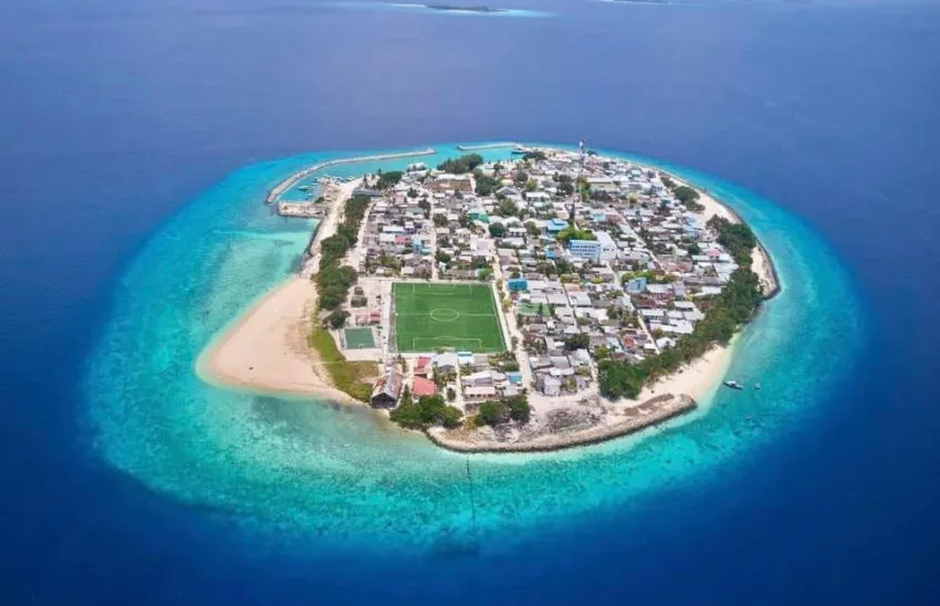ހޮޅުދޫގައި، ޒަޚަމްތަކާއެކު މަރުވެފައި އޮއްވާ ފެނުނު އަންހެން މީހާގެ ހަށިގަނޑު މާލެ ގެނެސްފި!