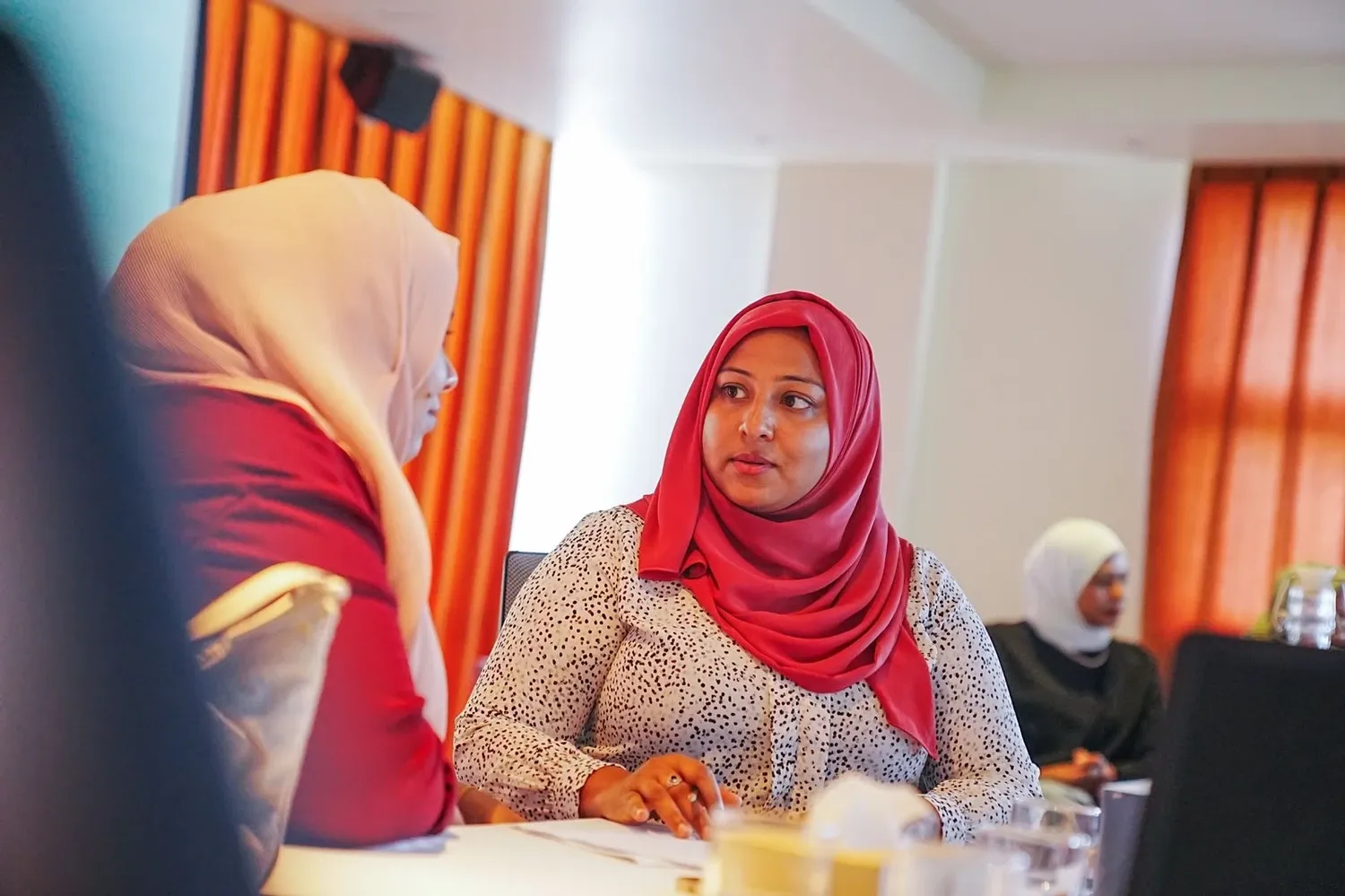 100 އަށްވުރެ ގިނަ މީހުންނާއެކު ބޭސިކް ސައިން ލޭންގުއޭޖު ކޯހުގެ ފުރަތަމަ ބެޗުގެ ތަމްރީނު ފަށައިފި!